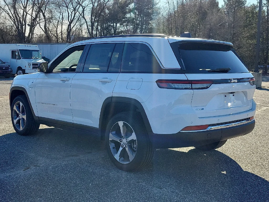 New 2024 Bright White Clear-Coat Exterior Paint Jeep  image 6
