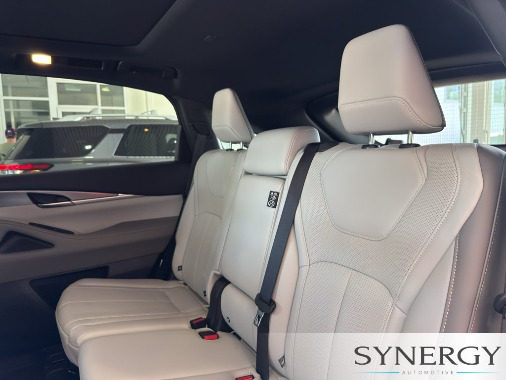 New 2027 RADIANT WHITE INFINITI Luxe AWD image 31
