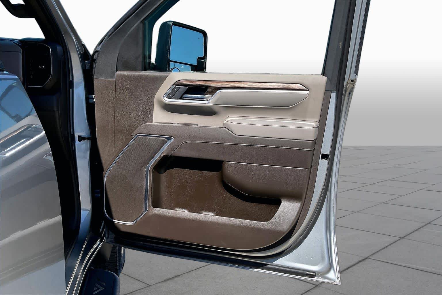 Used 2025 Sterling Gray Metallic Chevrolet LT image 23