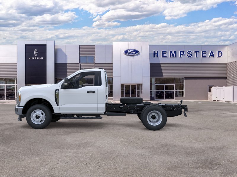 New 2025 Oxford White Ford F-350® XL image 3
