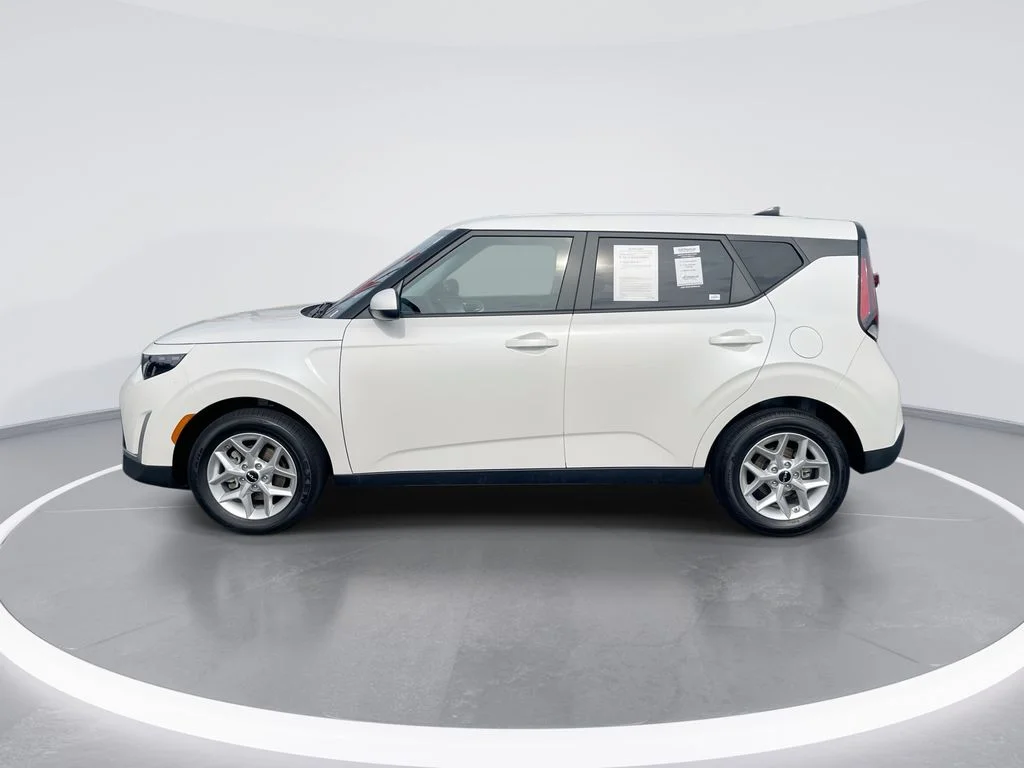 Used 2025 White Kia LX image 5