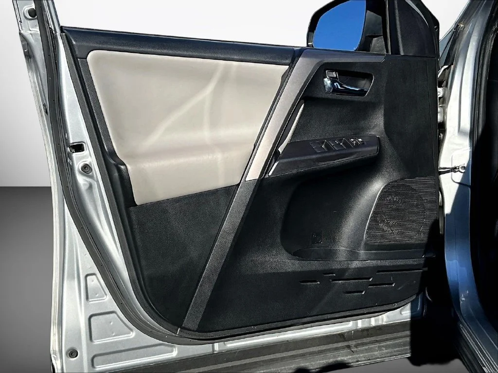 Used 2018 Silver Toyota XLE image 21
