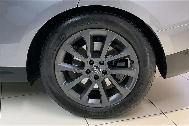 Used 2024  Land Rover SE image 8