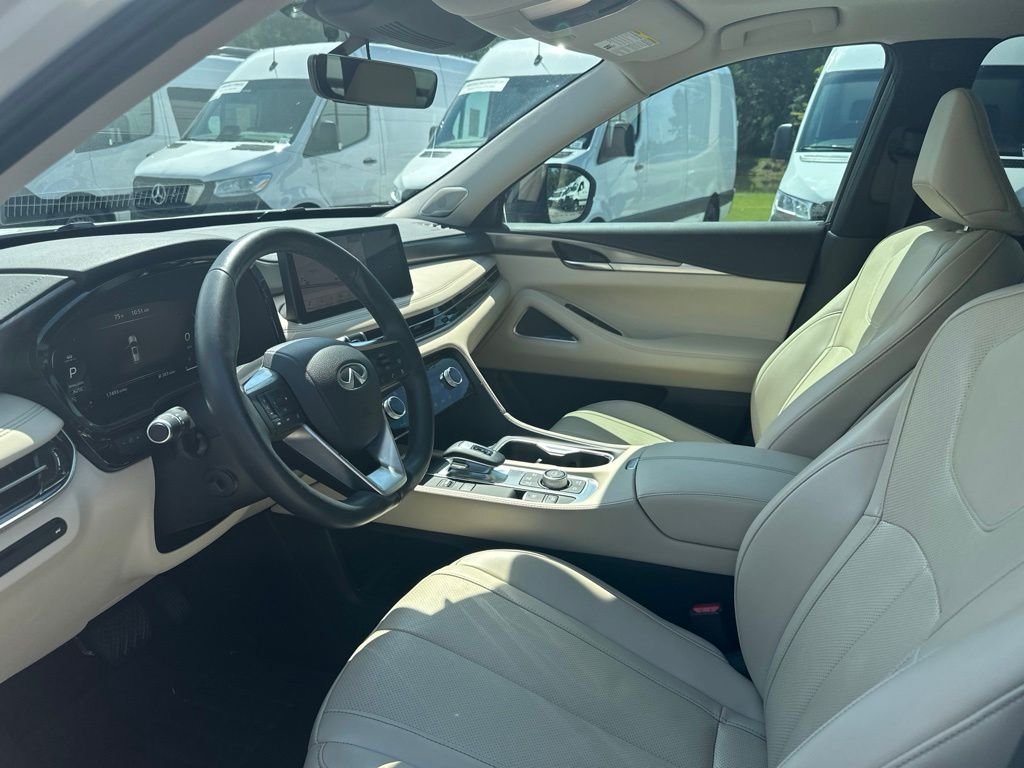 Used 2023 White INFINITI LUXE image 4