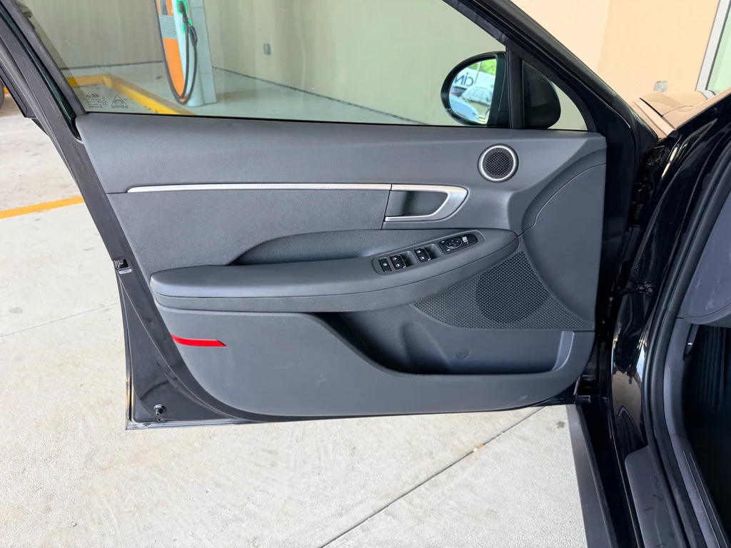 Used 2022 Phantom Black Hyundai SE image 10