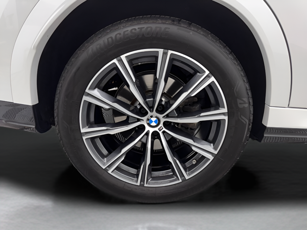 Used 2025 White Metallic BMW xDrive40i image 41