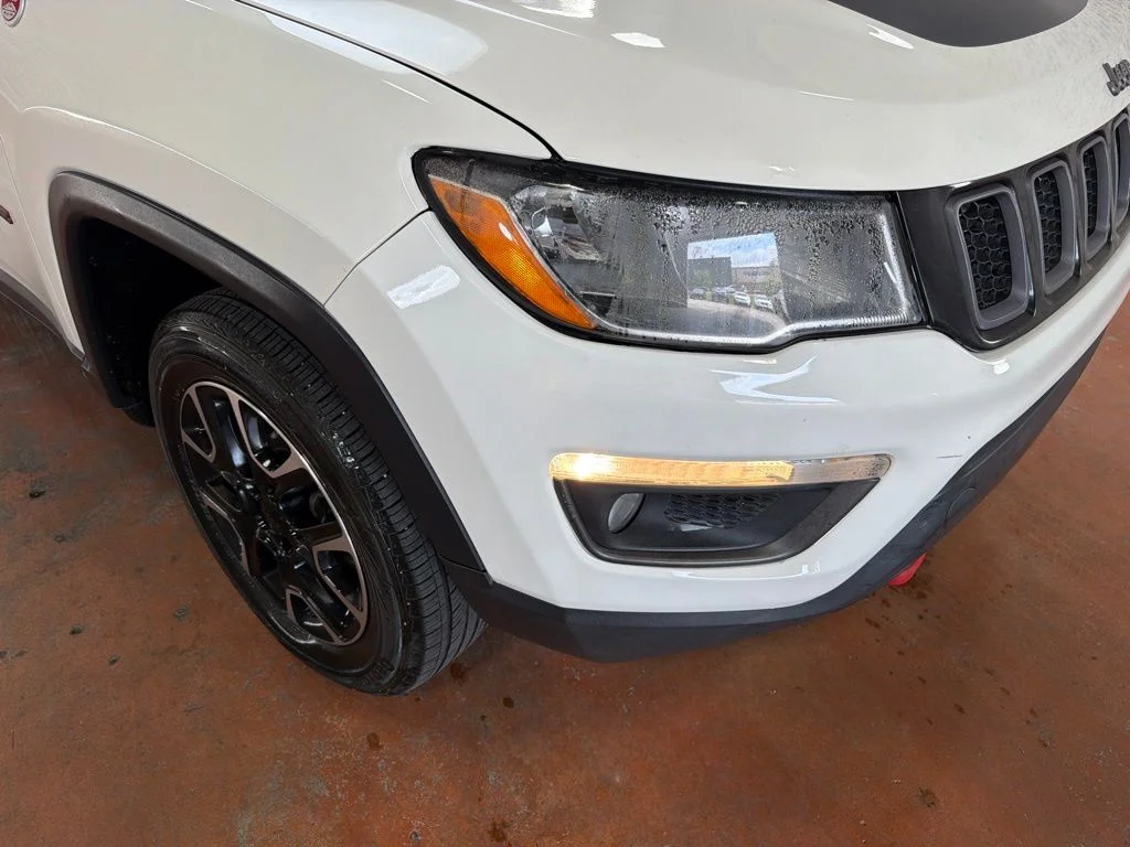 Used 2019 White Clearcoat Jeep Trailhawk image 9