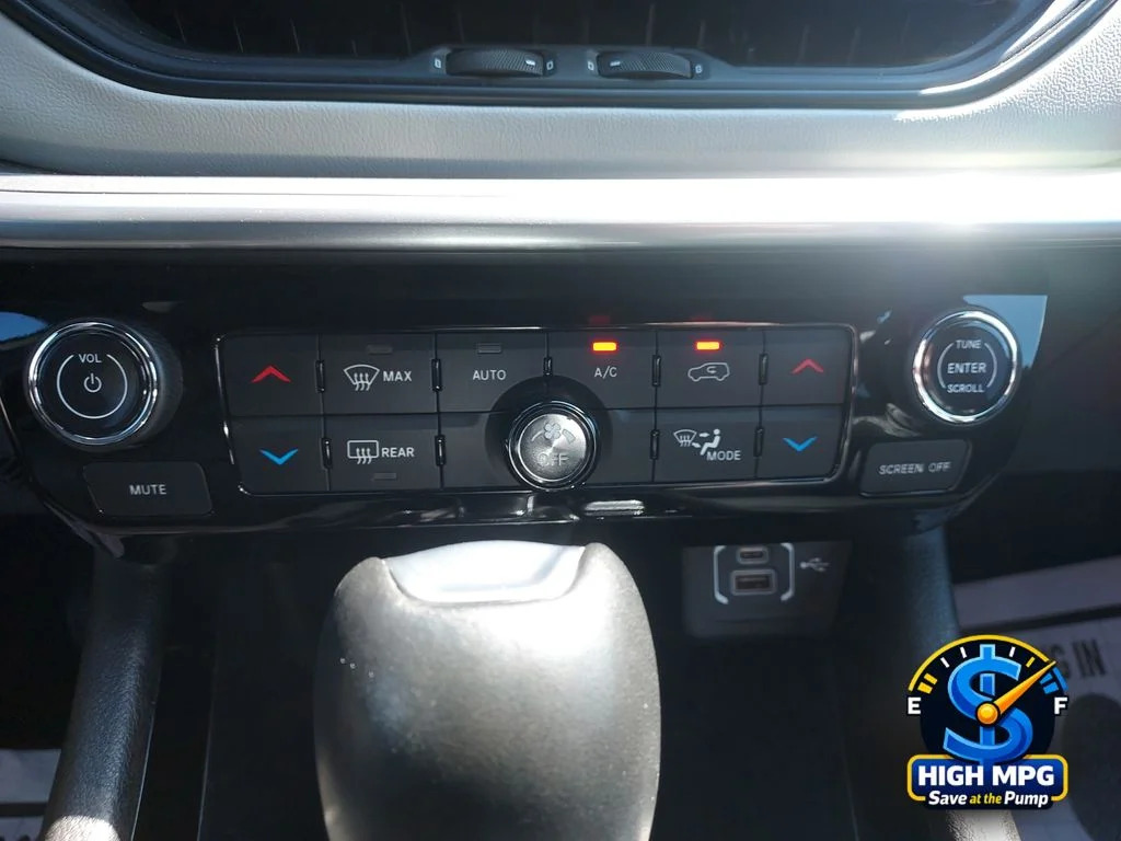 Used 2025 Silver Jeep Limited image 18