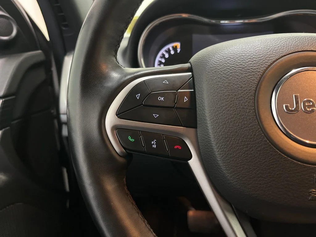 Used 2019 Silver Jeep Altitude image 6