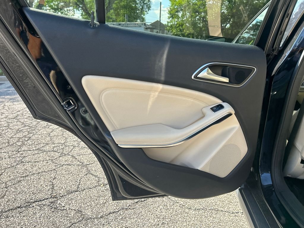 Used 2018 Black Mercedes-Benz GLA 250 image 22