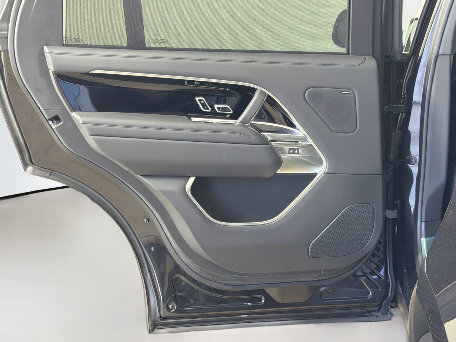 New 2026 Santorini Black LAND ROVER SE 7 Seats image 26