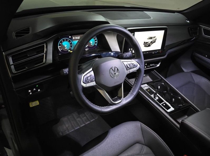 Used 2024 Gray Volkswagen 2.0T SE w/Technology image 5