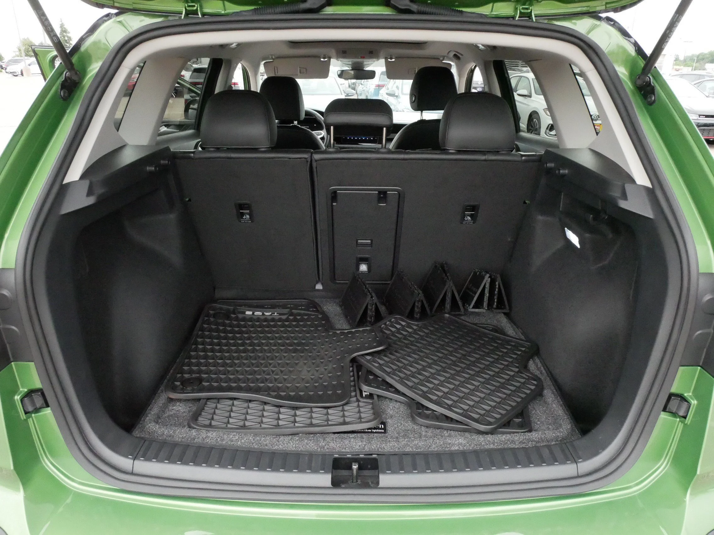 Certified Used 2025 Bright Moss Green Metallic/Deep Black Roof Volkswagen SE Black image 18