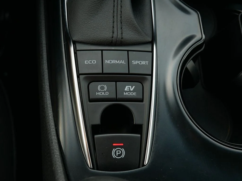 Used 2020 Silver Toyota LE image 25
