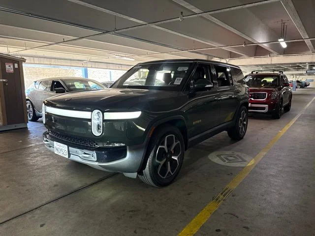 Used 2024  Rivian Adventure image 1