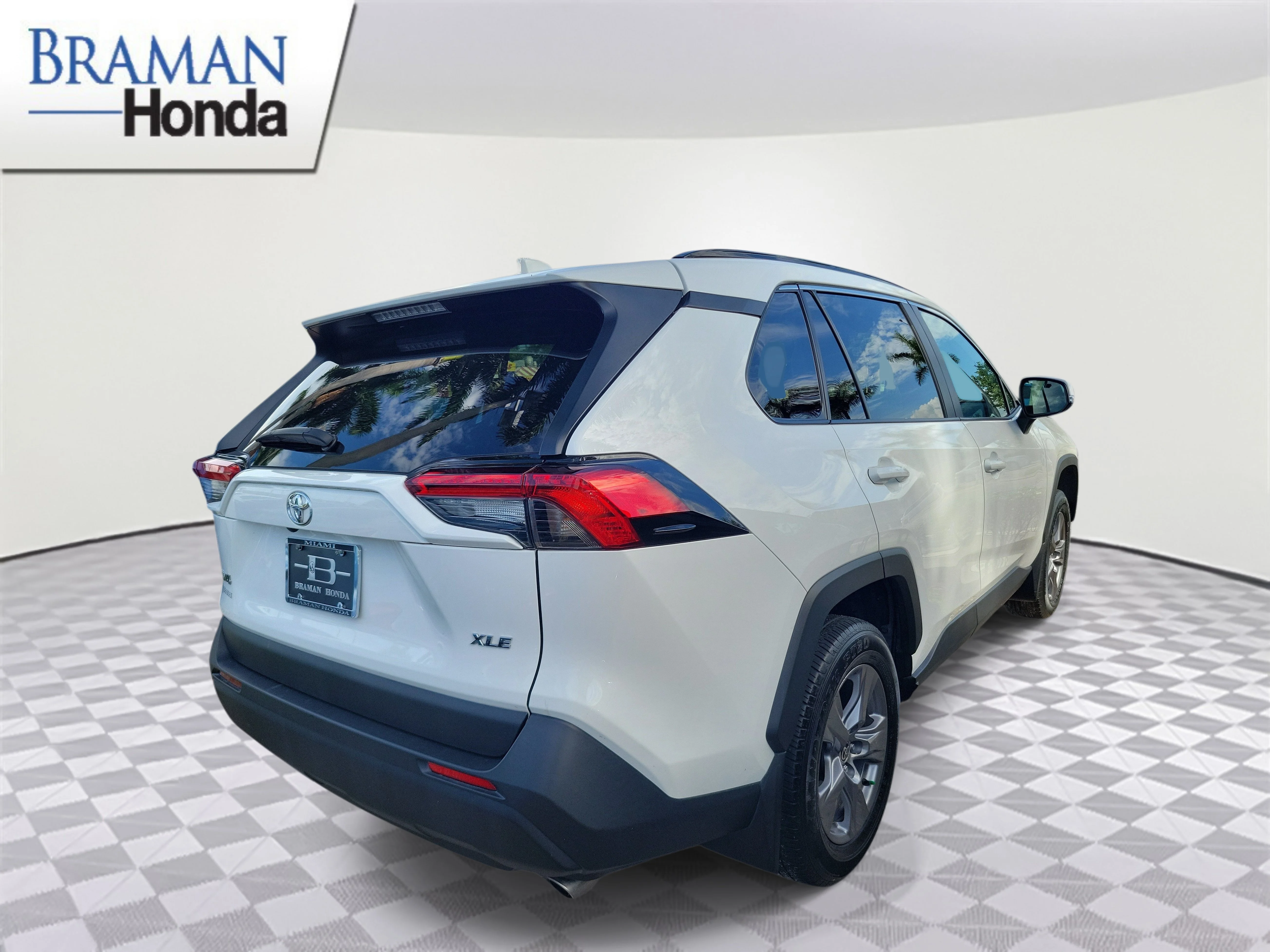 Used 2024 Ice Cap Toyota XLE image 3