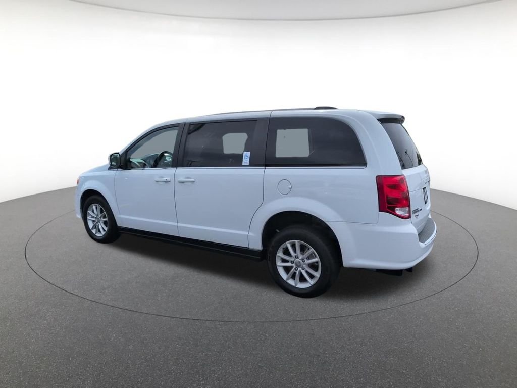 Used 2018 White Dodge SXT image 8