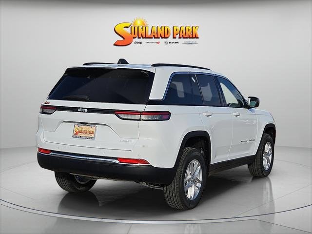 New 2025 Bright White Clear-Coat Exterior Paint Jeep Laredo X image 5