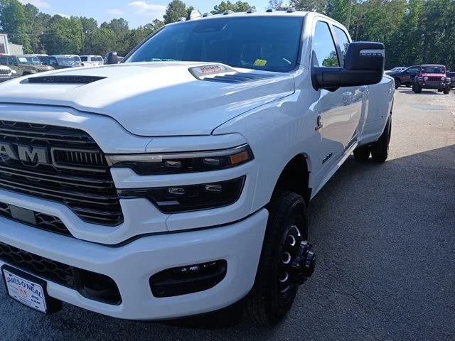 New 2026 Bright White Clear-Coat Exterior Paint RAM Laramie image 15