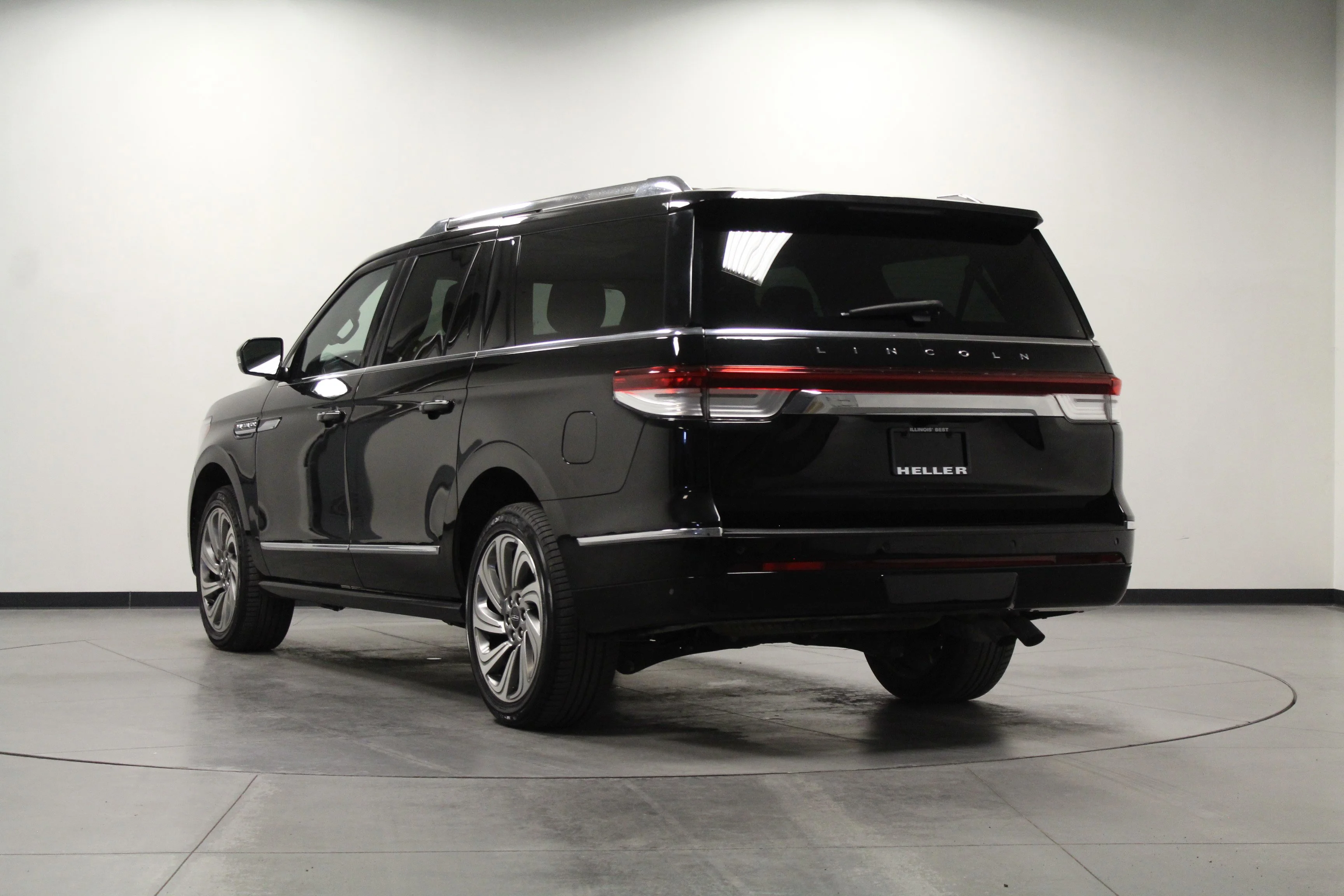 Used 2023 Infinite Black Metallic Clearcoat Lincoln Reserve image 6