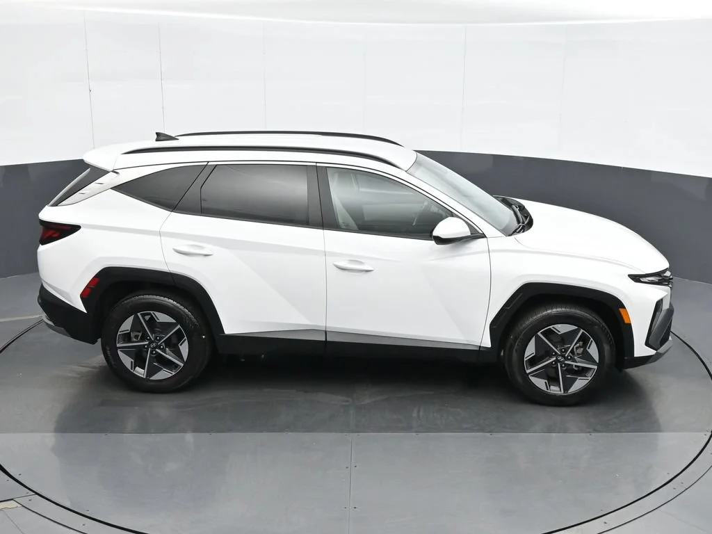 Used 2025 White Hyundai SEL image 25