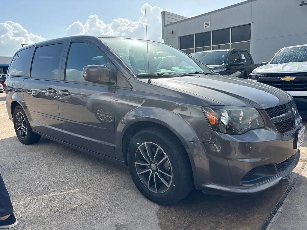 Used 2017 Gray Dodge SE Plus image 4