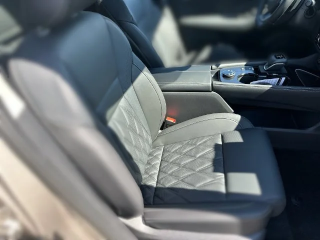 New 2026 Champagne Silver Metallic / Super Black Two-tone Nissan Platinum image 28