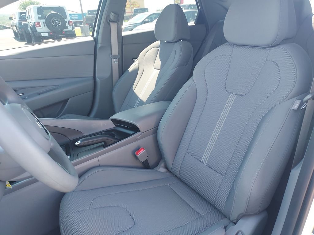 Used 2025 White Hyundai SE image 17