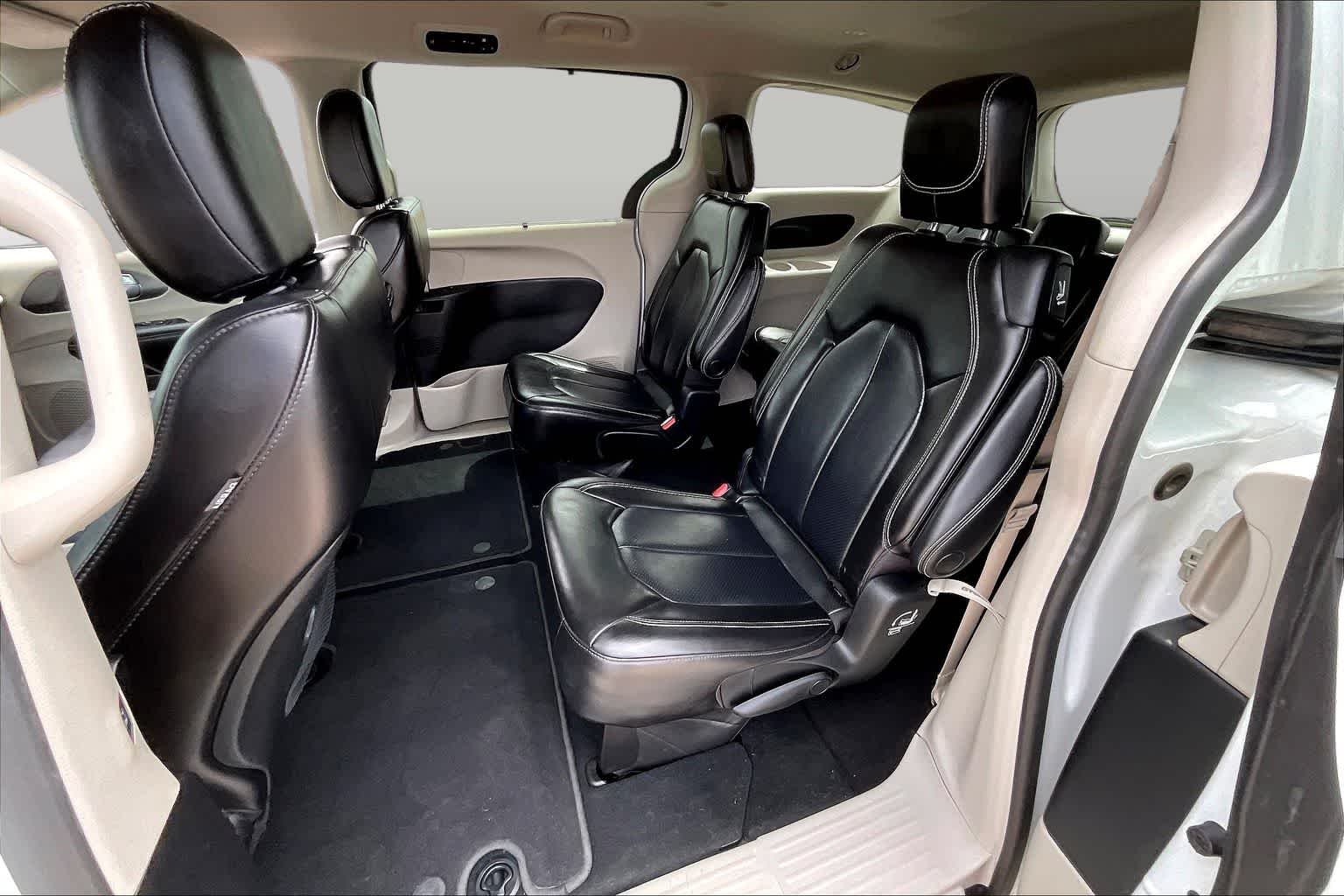 Used 2023 Bright White Clearcoat Chrysler Touring L image 19