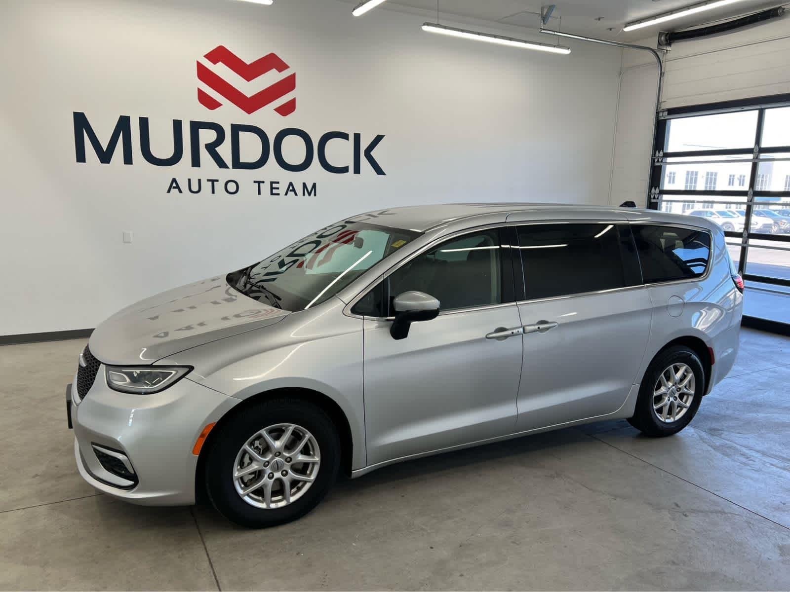 2023 Chrysler Pacifica Touring L's photo