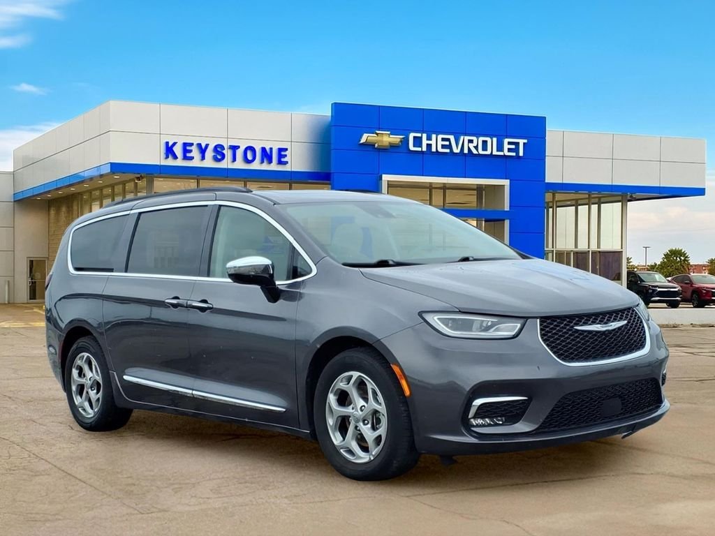2023 Chrysler Pacifica Limited's photo