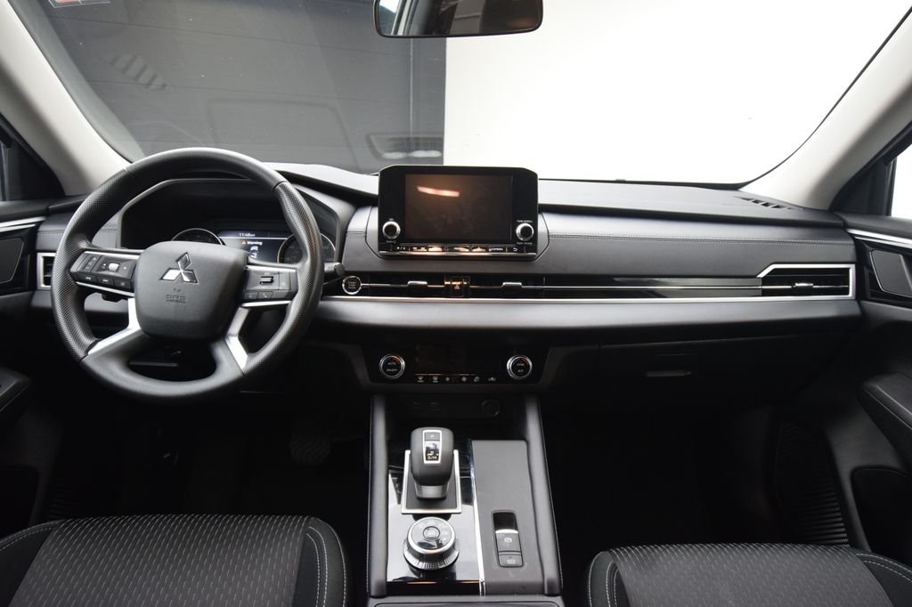 Used 2022  Mitsubishi ES image 3