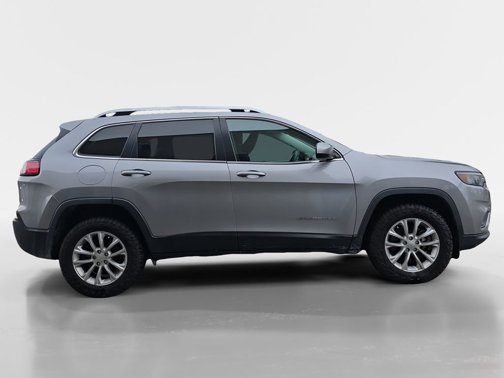 Used 2019 Billet Silver Metallic Jeep Latitude image 3
