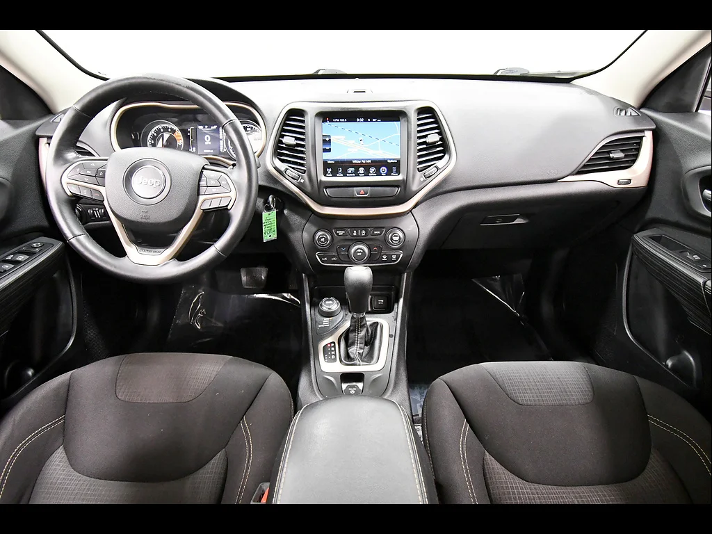 Used 2017 Billet Silver Metallic Clear Coat Jeep Latitude image 3