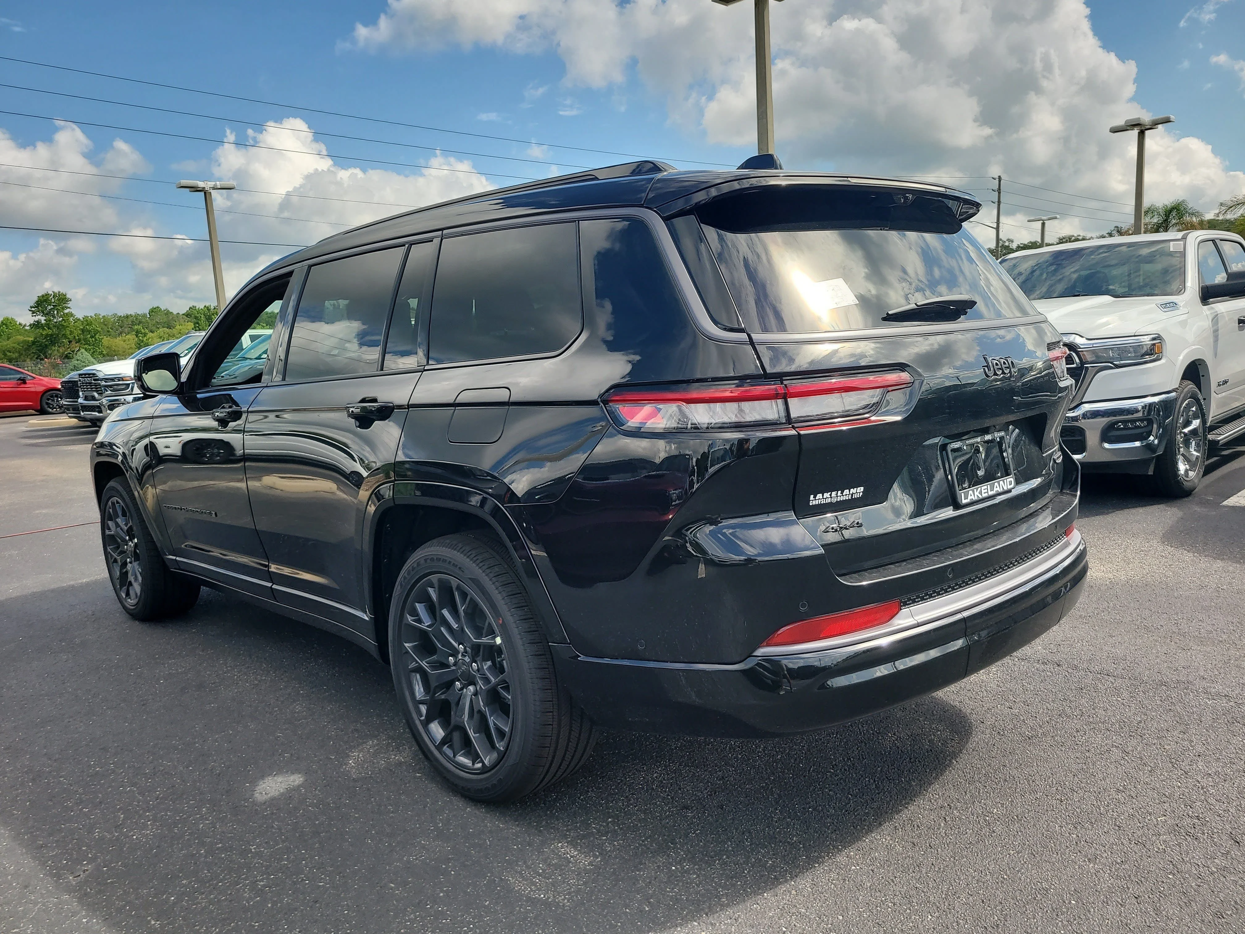 New 2026 Diamond Black Crystal Pearlcoat Jeep Summit image 8