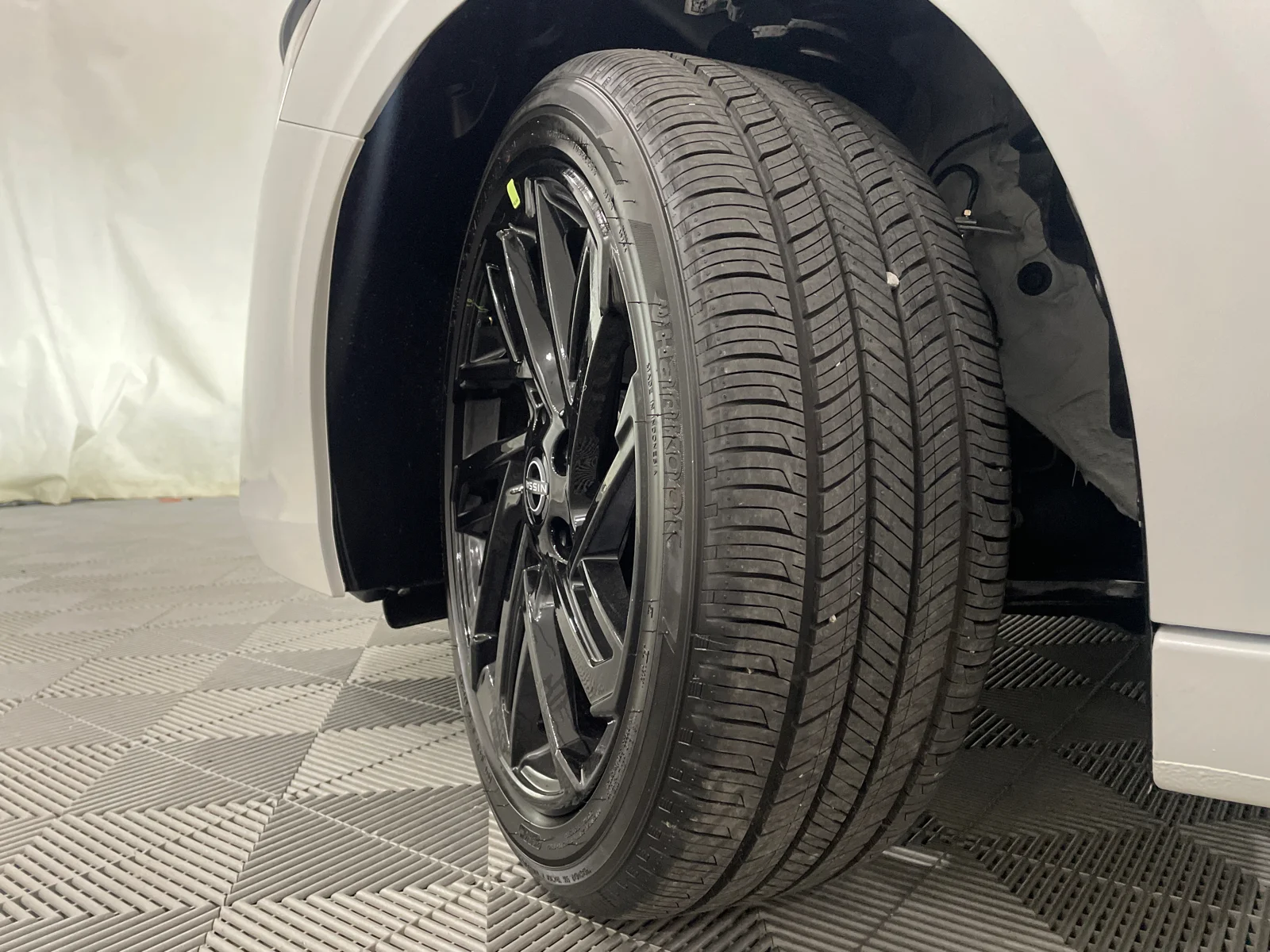New 2027 Aspen White TriCoat / Super Black Two-tone Nissan SR Midnight Edition image 32
