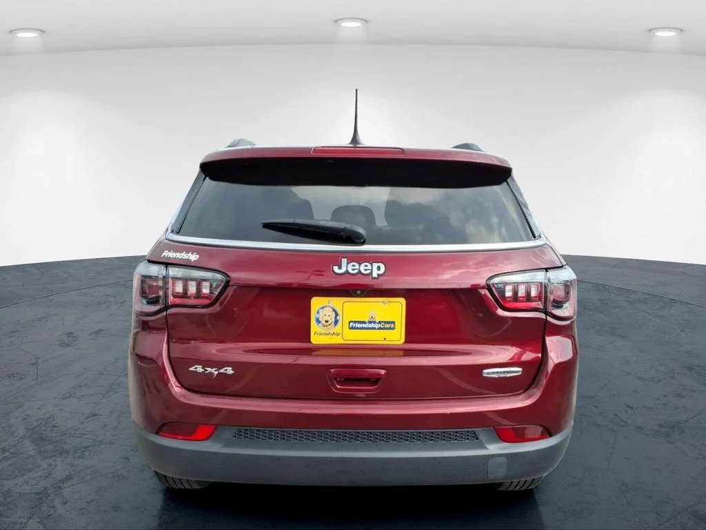 Used 2022 Red Jeep Latitude image 10