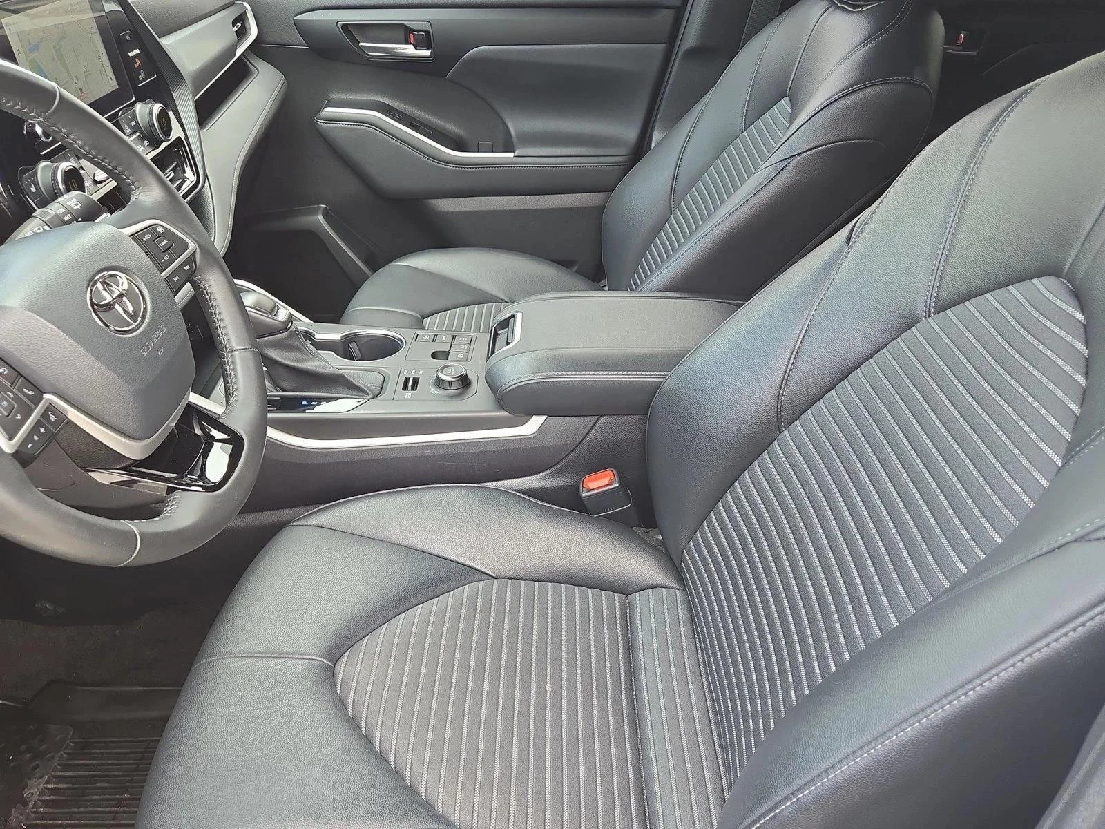 Used 2023 Wind Chill Pearl Toyota XSE image 17