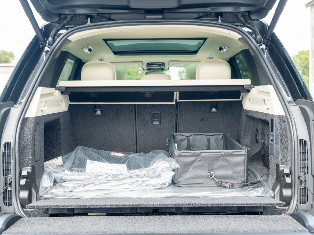 New 2026 Santorini Black Land Rover SE image 25