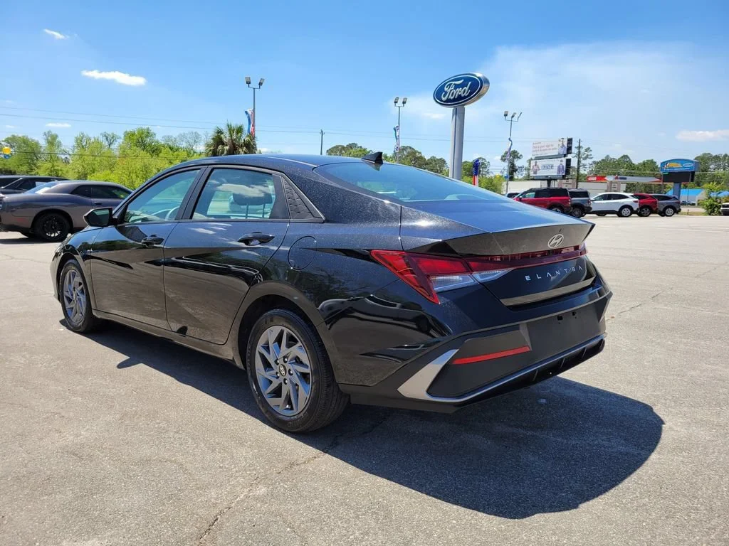 Used 2024 Black Hyundai SEL image 3