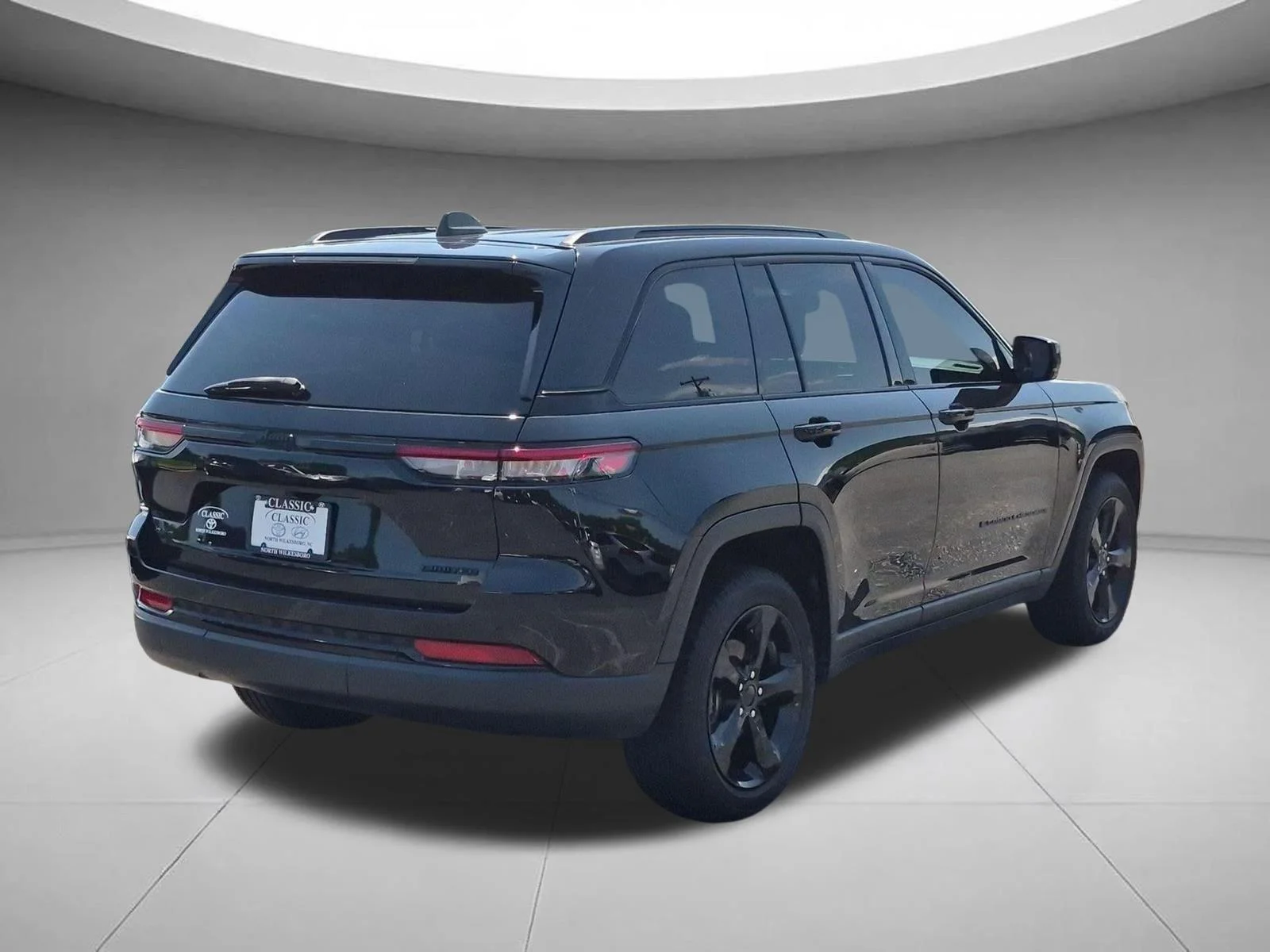Used 2023 Diamond Black Crystal Pearlcoat Jeep Limited image 5