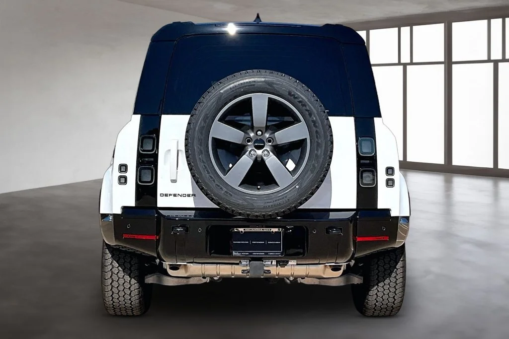 New 2026 White Land Rover X-Dynamic SE image 4
