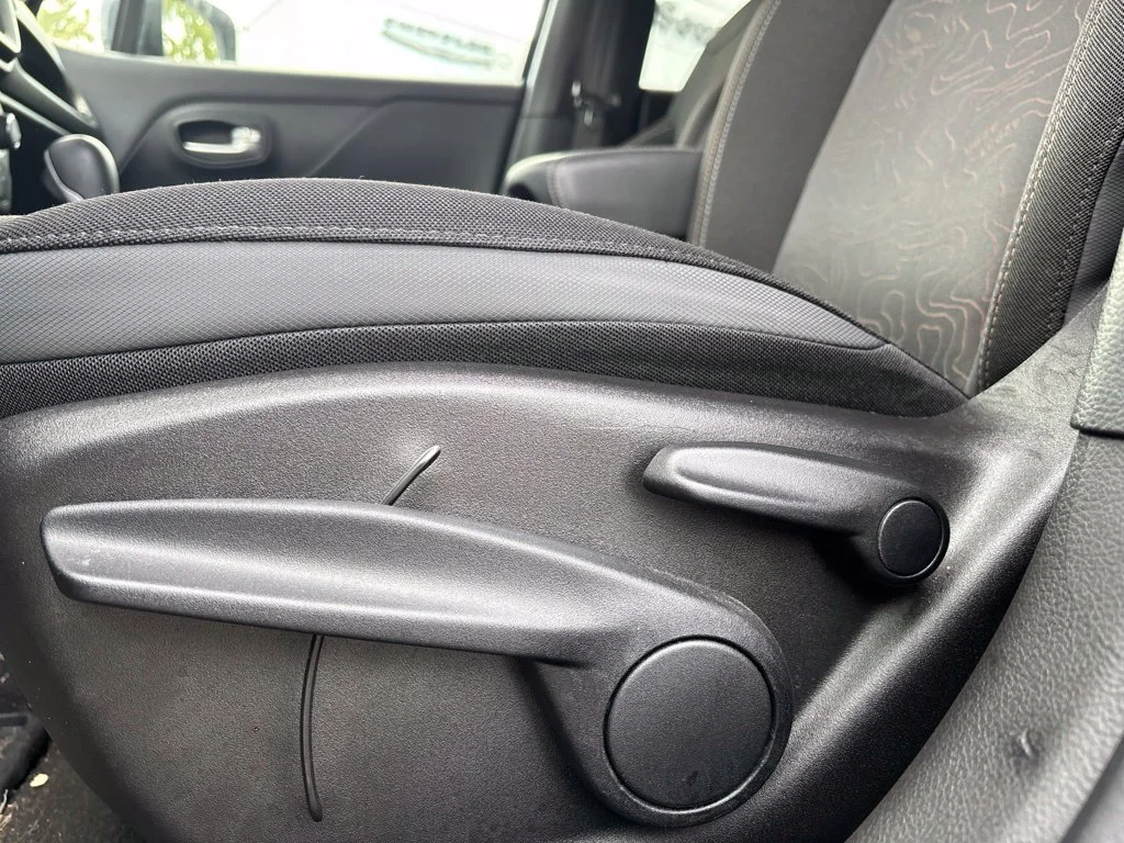 Used 2023 Blue Jeep Latitude image 17