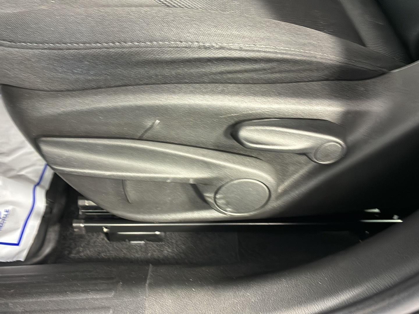 Used 2017 Granite Crystal Metallic Clearcoat Jeep Latitude image 24