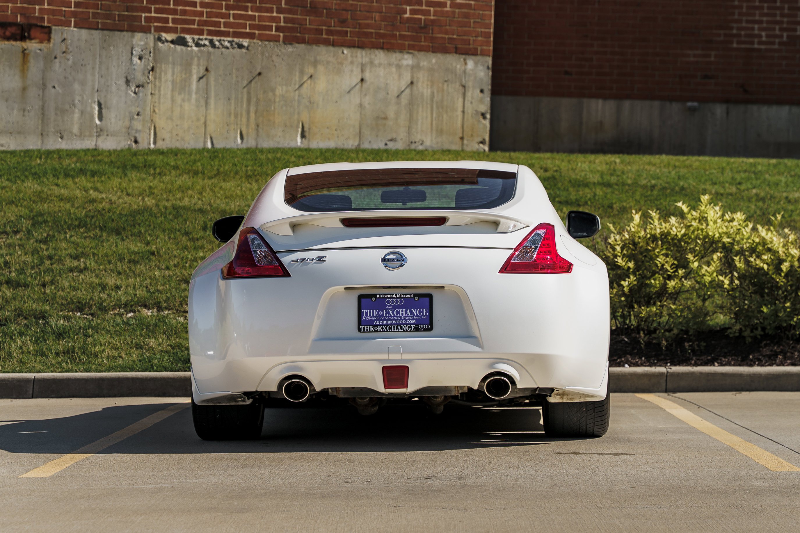 Used 2016 Pearl White Nissan Sport image 22
