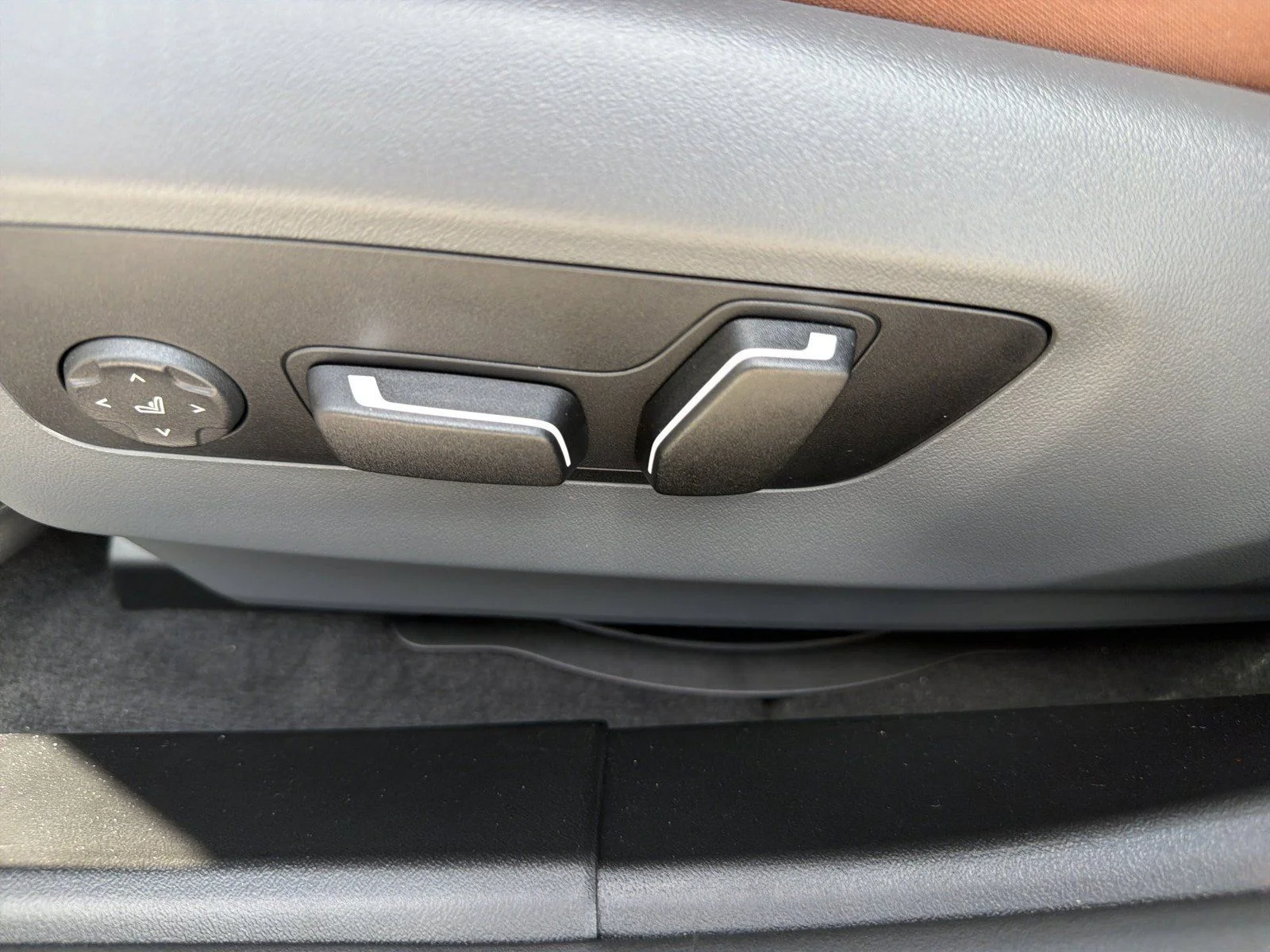 New 2027 Mineral White Metallic BMW 530i image 25