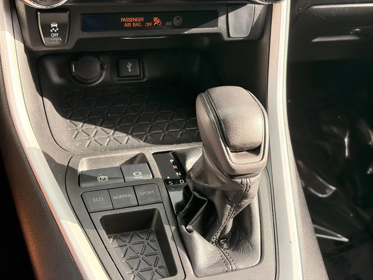 Used 2022 Midnight Black Metallic Toyota LE image 28