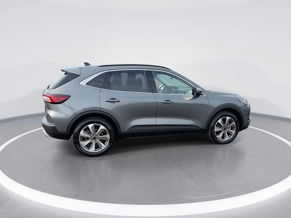 Used 2025  Ford Platinum image 9