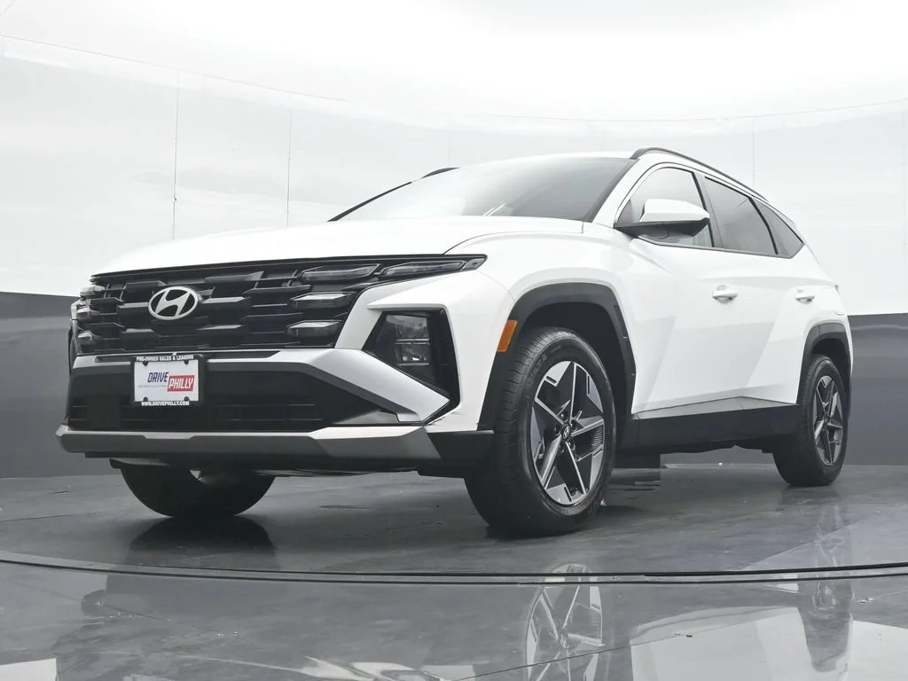 Used 2025 White Hyundai SEL image 28