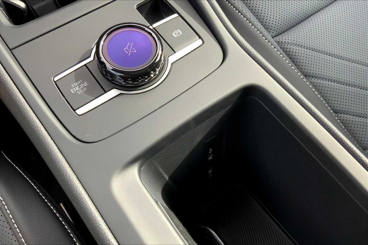 2025 Volkswagen Tiguan SE - Photo 18